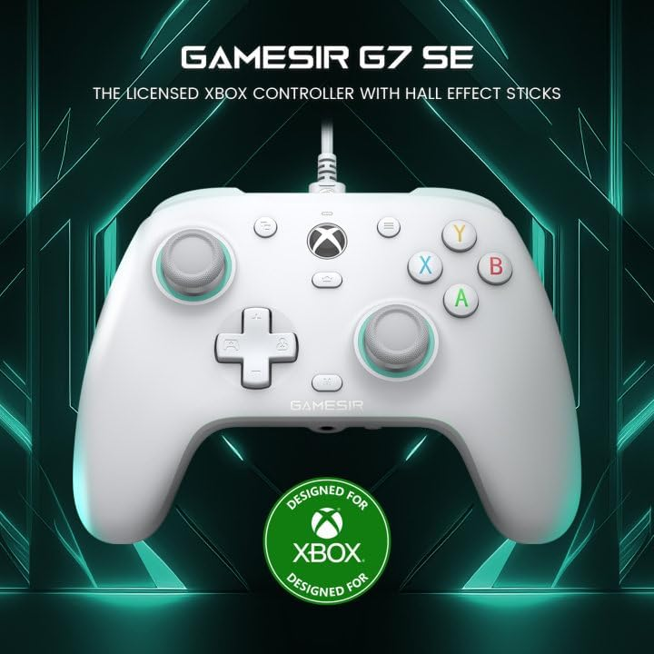 Weißer GameSir G7 SE Xbox Controller vor grünem Hintergrund.