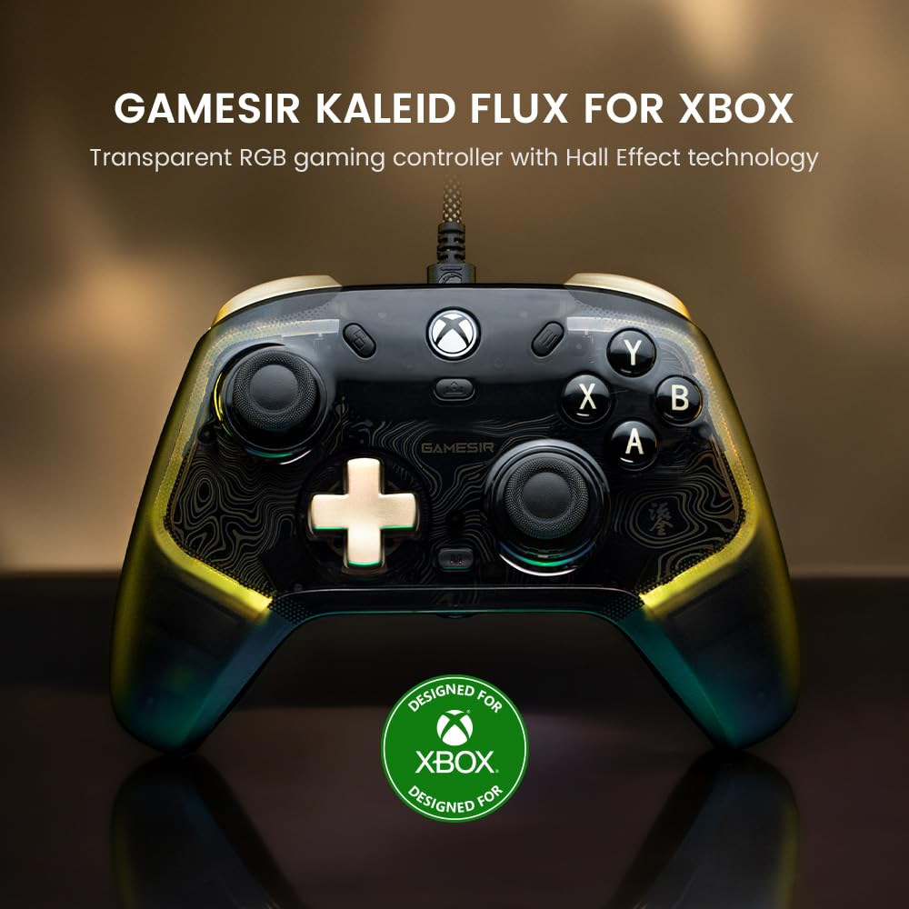Transparenter Xbox-Gaming-Controller mit RGB-Beleuchtung und goldenen Akzenten vor dunklem Hintergrund.