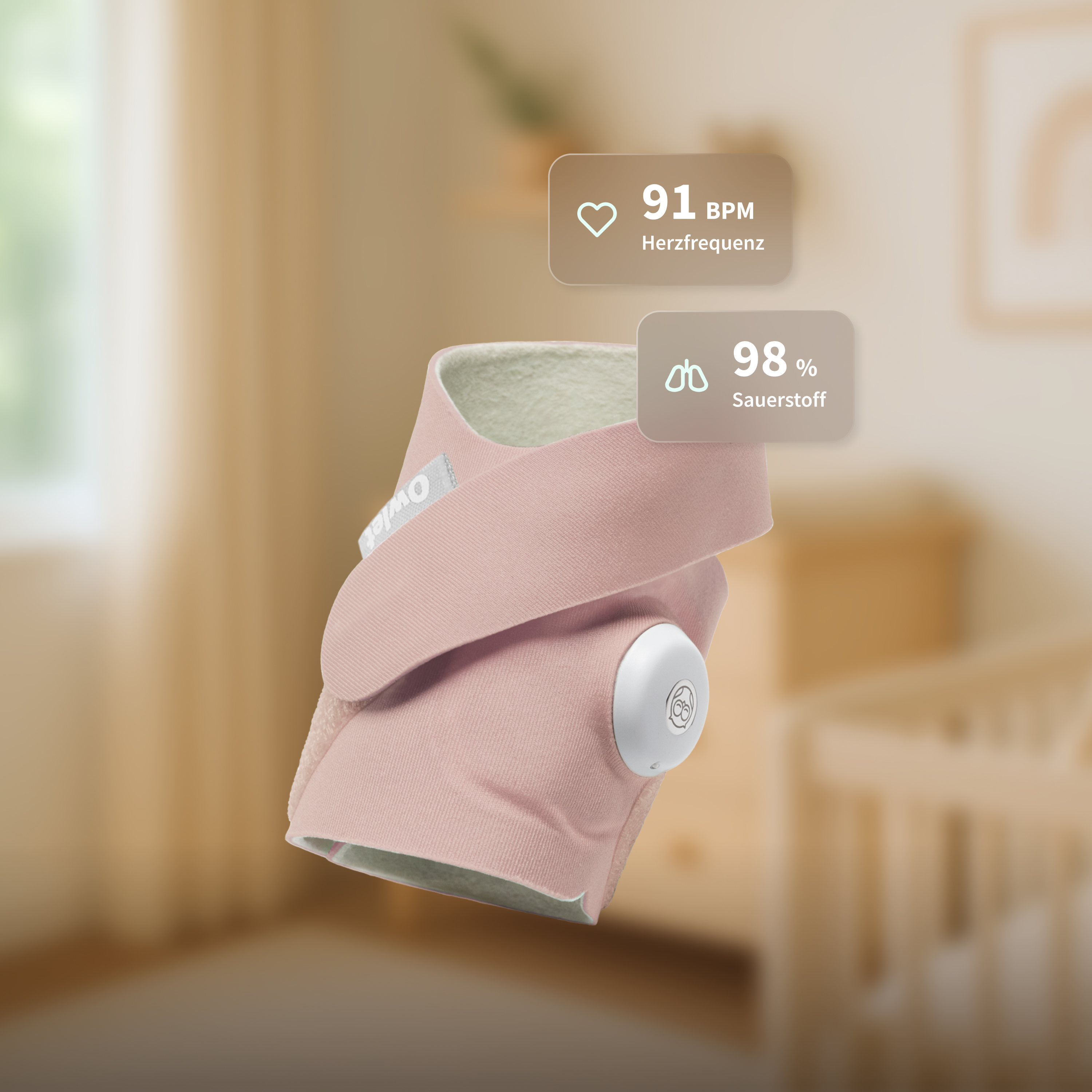 Rosa Smart-Babybandage in einem Kinderzimmer mit Herzfrequenz- und Sauerstoffanzeigen.