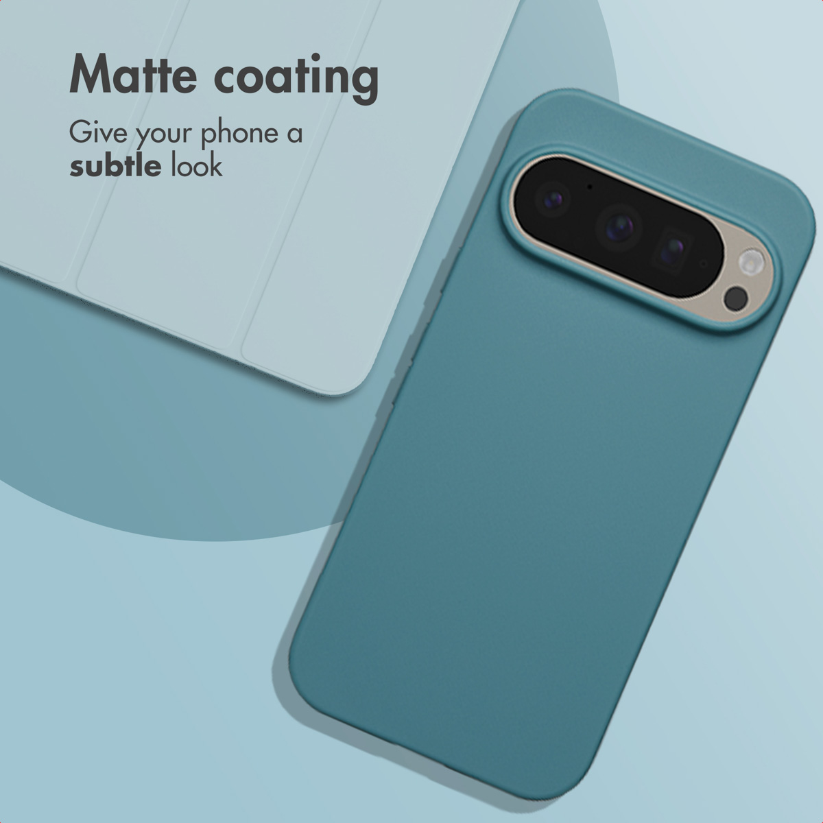 Uno smartphone blu con custodia opaca su sfondo chiaro, con testo sul rivestimento opaco.