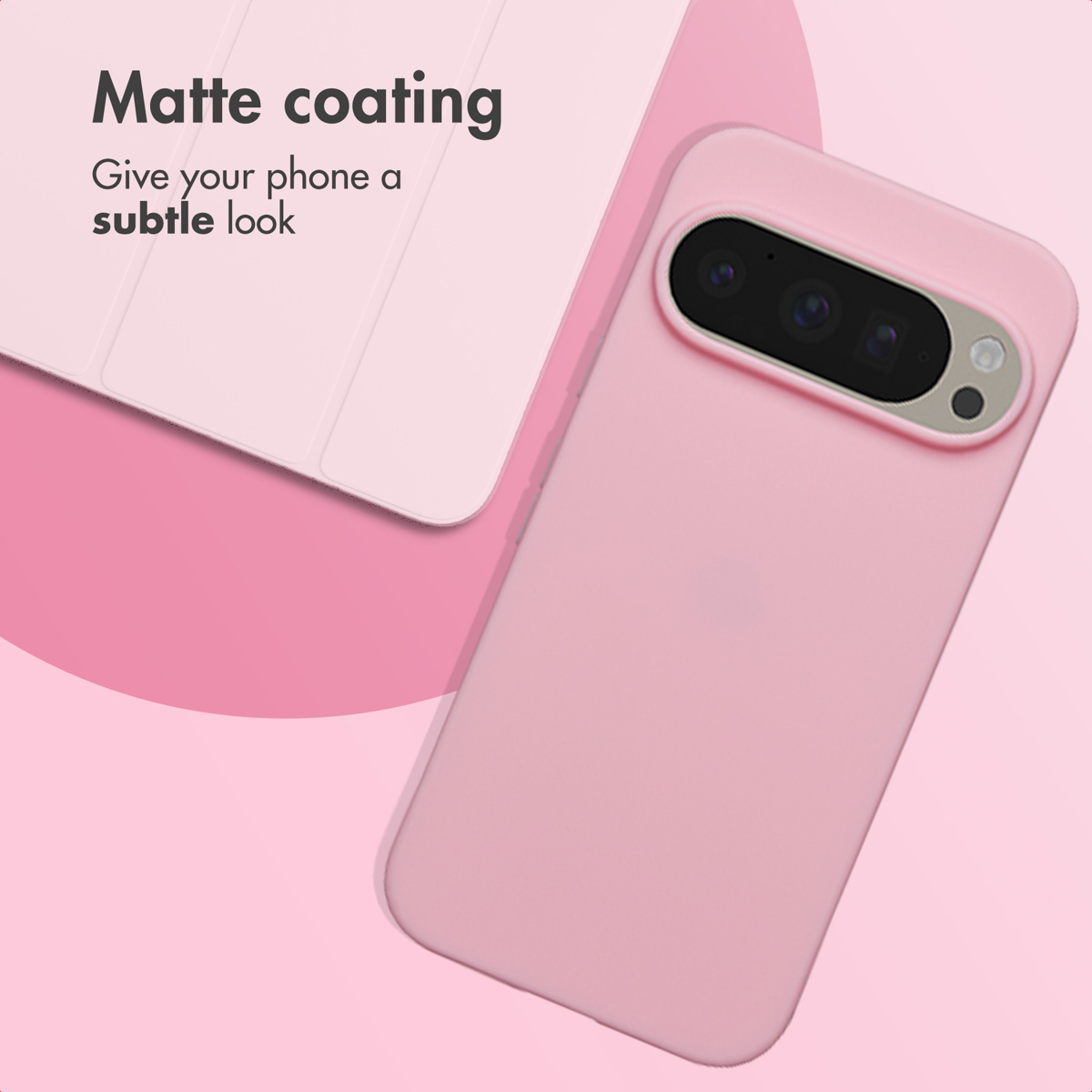 Smartphone rosa in custodia opaca su sfondo rosa con testo.