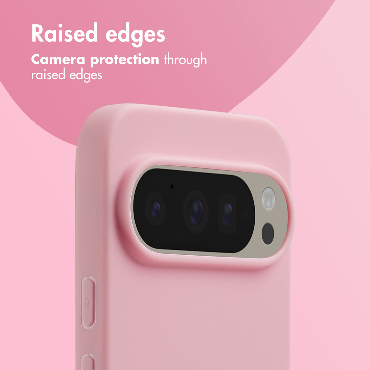 Custodia rosa per smartphone con bordi rialzati per proteggere la fotocamera, su sfondo rosa con testo.