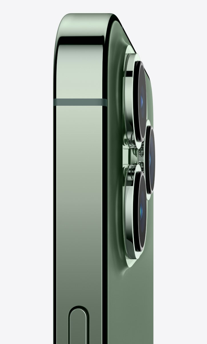Primo piano della parte posteriore di uno smartphone verde con tre lenti della fotocamera.