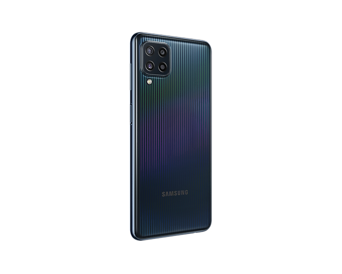 Rückseite eines Samsung-Smartphones mit vertikal gestreiftem, schimmerndem Design und Quad-Kamera.
