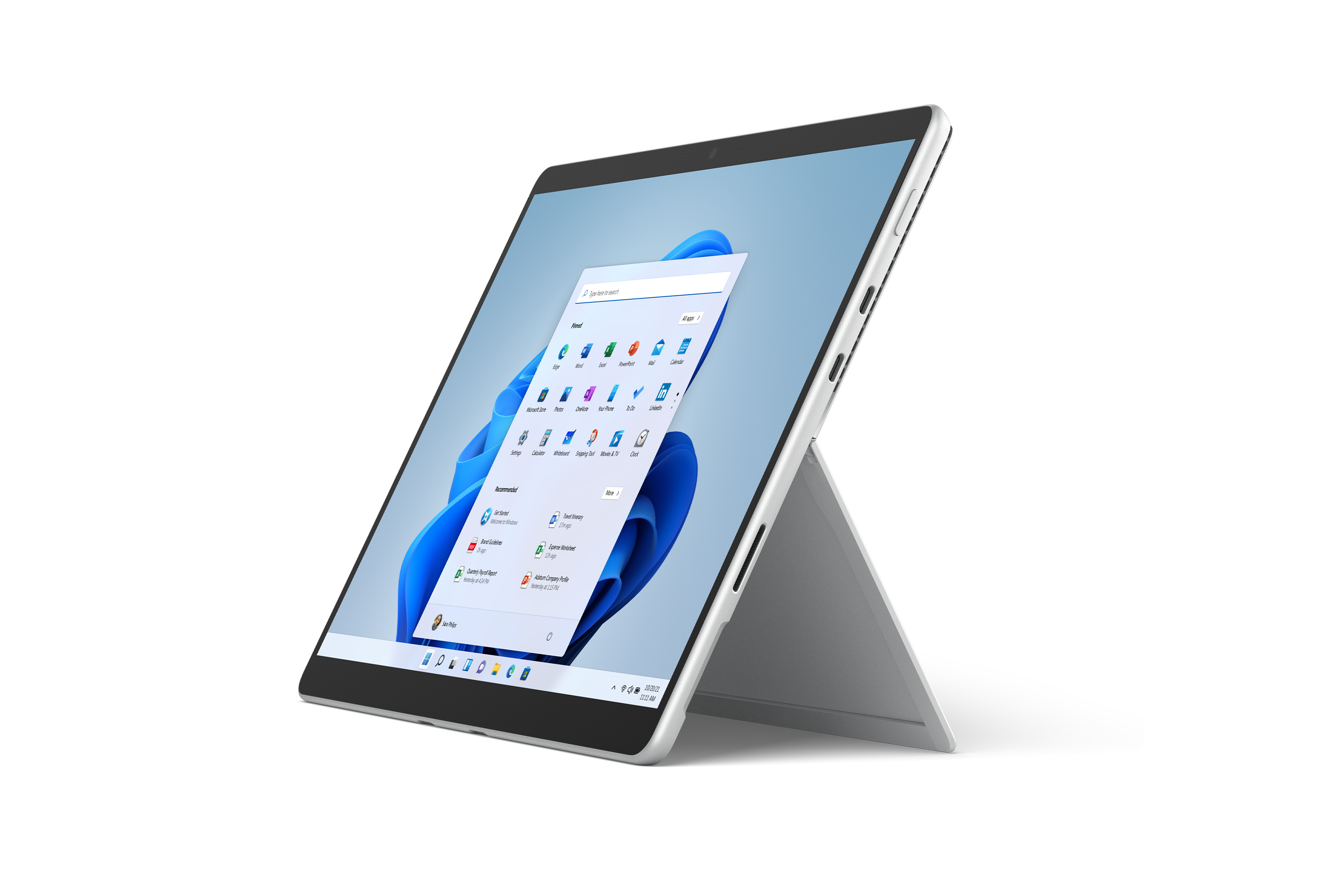Ein silbernes Tablet mit ausgeklapptem Ständer steht auf einer weißen Oberfläche und zeigt das Windows 11 Startmenü.