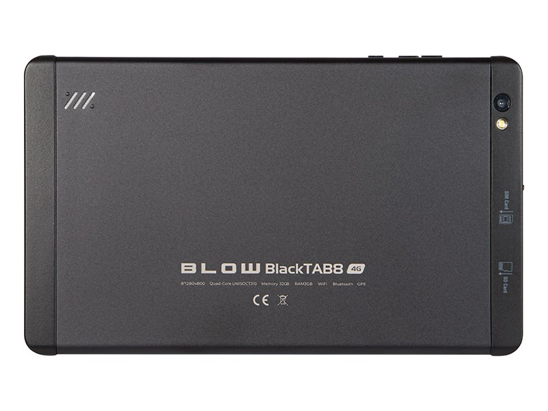 Vista posteriore di un tablet nero Blow BlackTAB8 4G, con obiettivo della fotocamera, flash e testo del marchio.