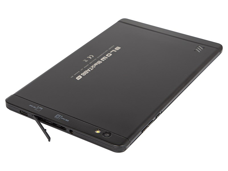 Retro di un tablet nero Blow BlackTAB8 con coperchio dello slot per SIM aperto.