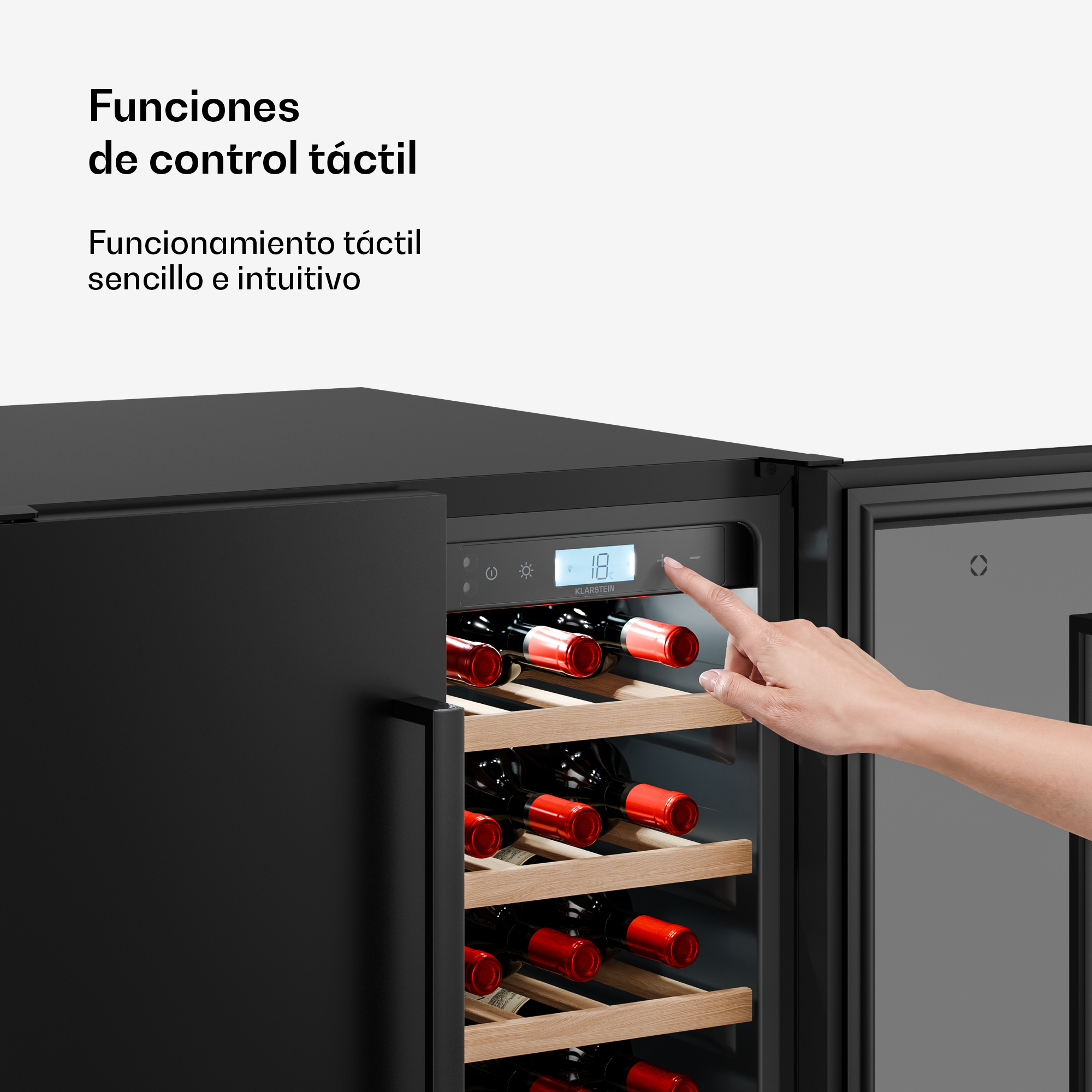 Hand bedient das Touch-Bedienfeld eines Weink Kühlschranks mit hölzernen Regalen und Wein Flaschen.