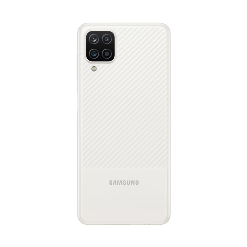 Rückansicht eines weißen Samsung-Smartphones mit Vierfachkamera und schrägem Muster auf der oberen Hälfte.