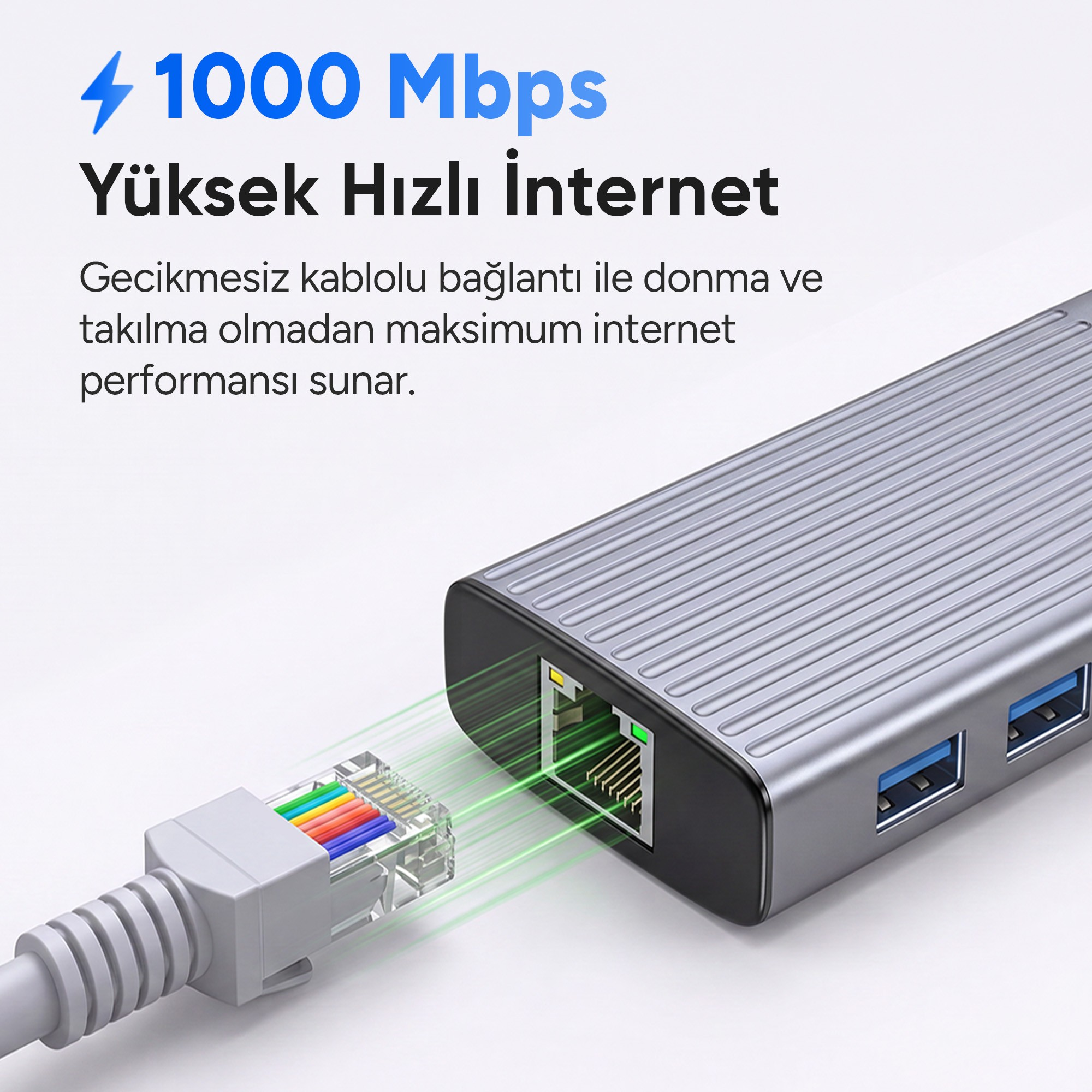 Bir Ethernet kablosu, gri metal bir USB hub'ının bağlantı noktasına takılıyor.