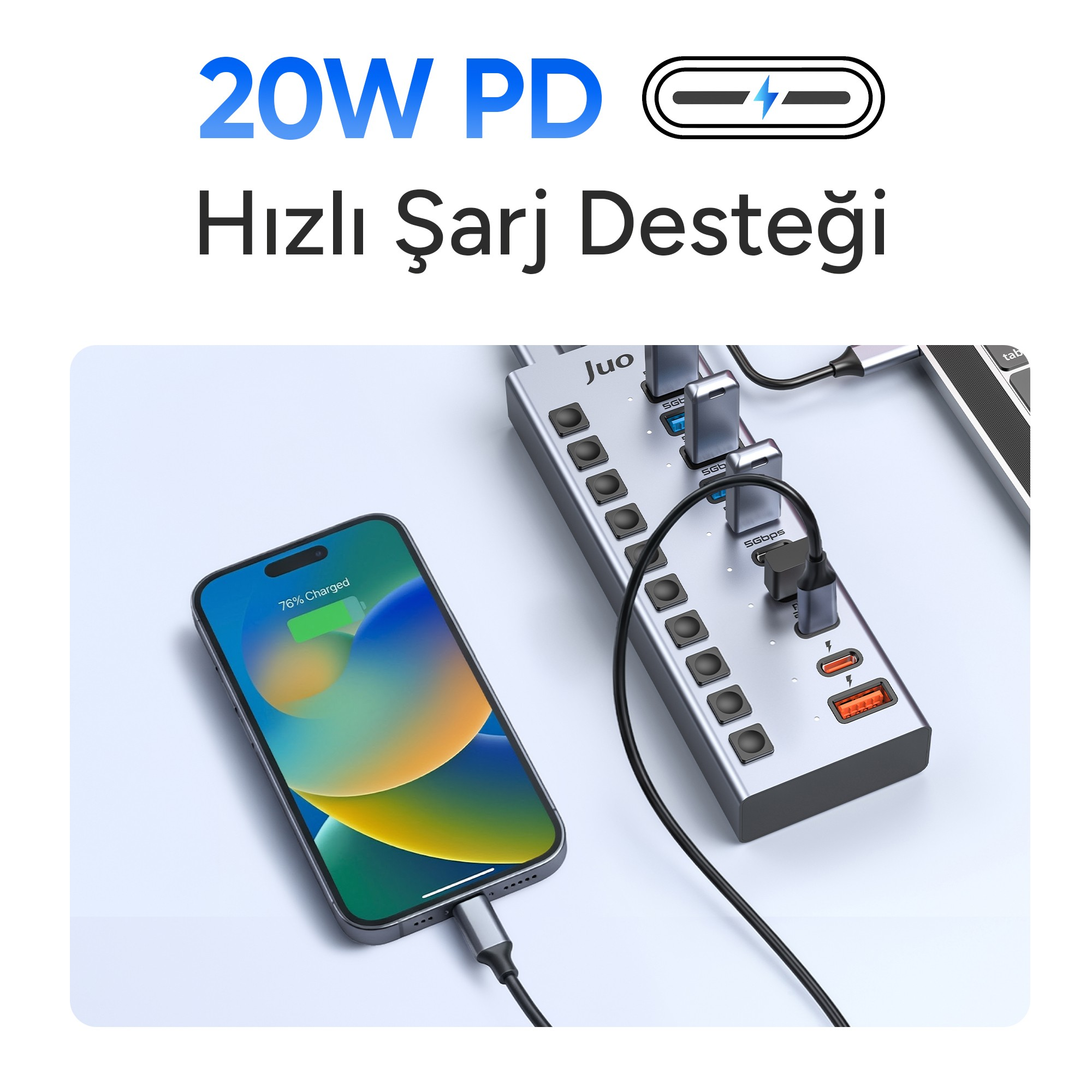 20W PD hızlı şarj destekli bir USB çoğaltıcıya bağlı akıllı telefon.