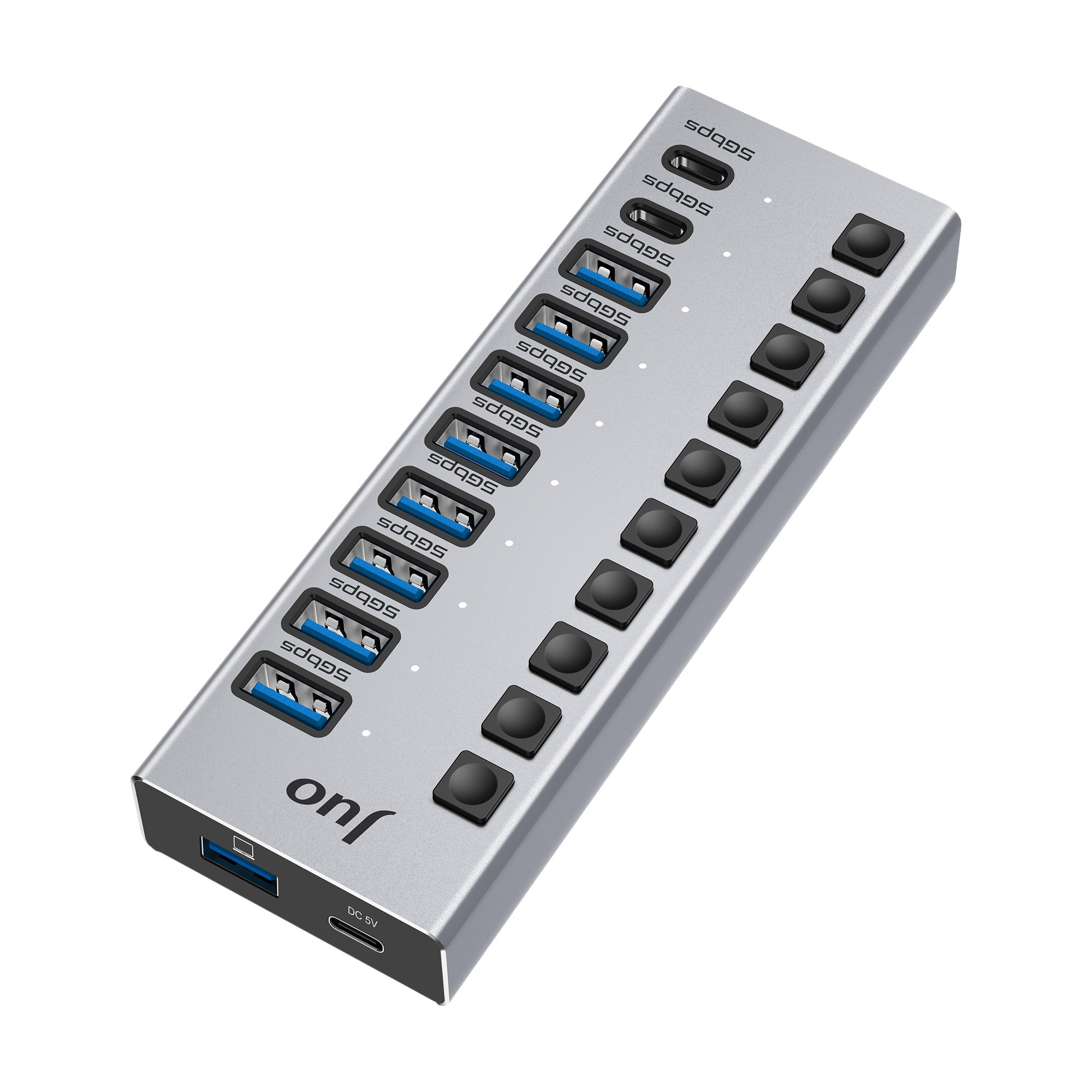 Beyaz arka planda çok sayıda mavi bağlantı noktasına ve güç düğmesine sahip gümüş renkli USB çoklayıcı.