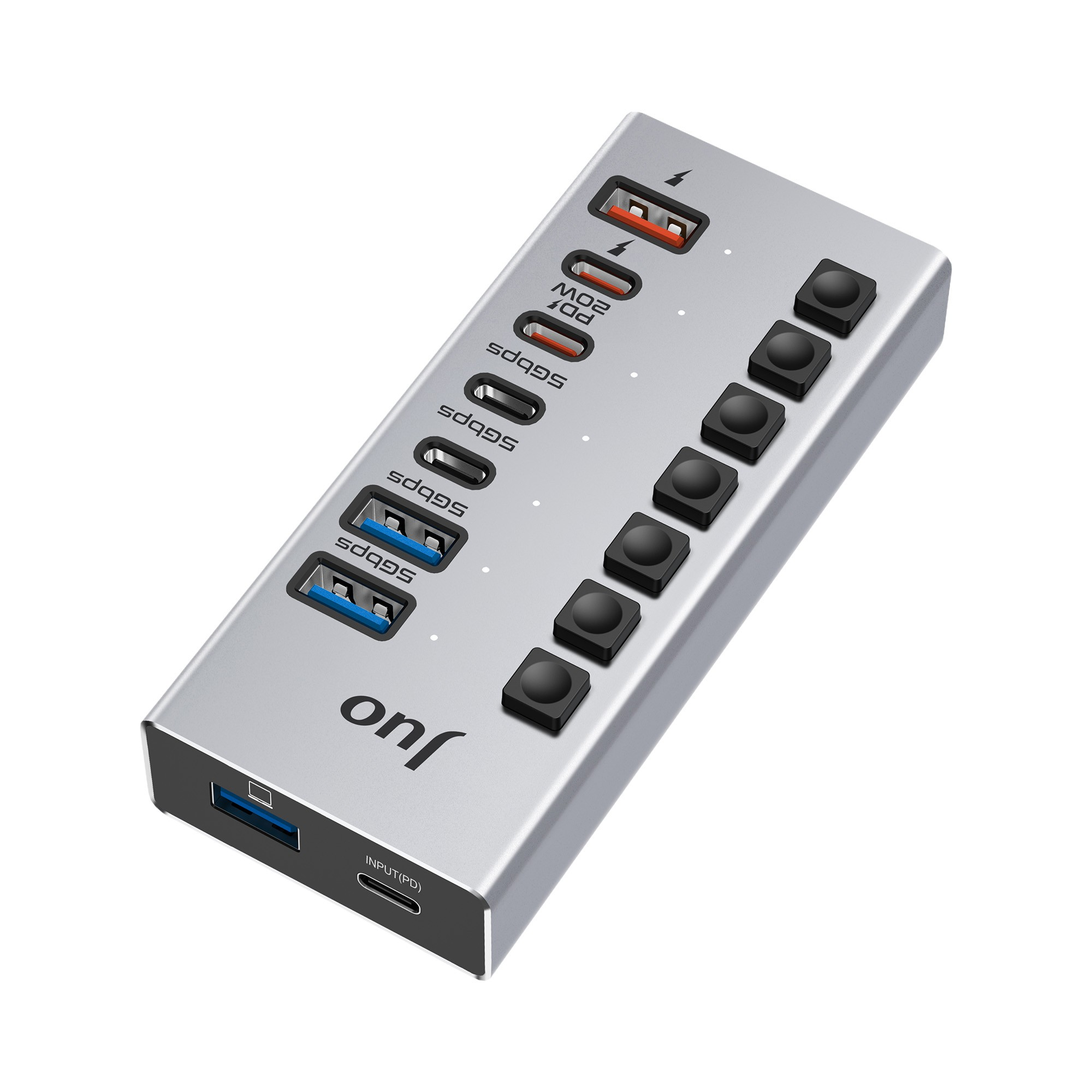 Beyaz arka planda birden fazla bağlantı noktasına ve siyah anahtarlara sahip gümüş renkli USB hub.