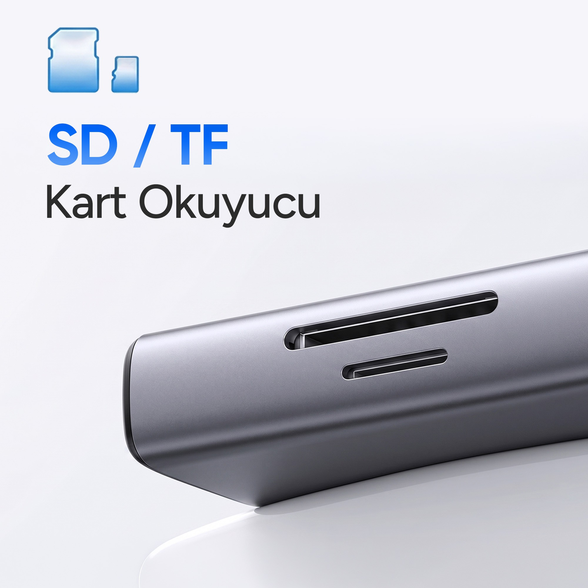 Beyaz arka planda gümüş renkli SD ve TF kart okuyucu.