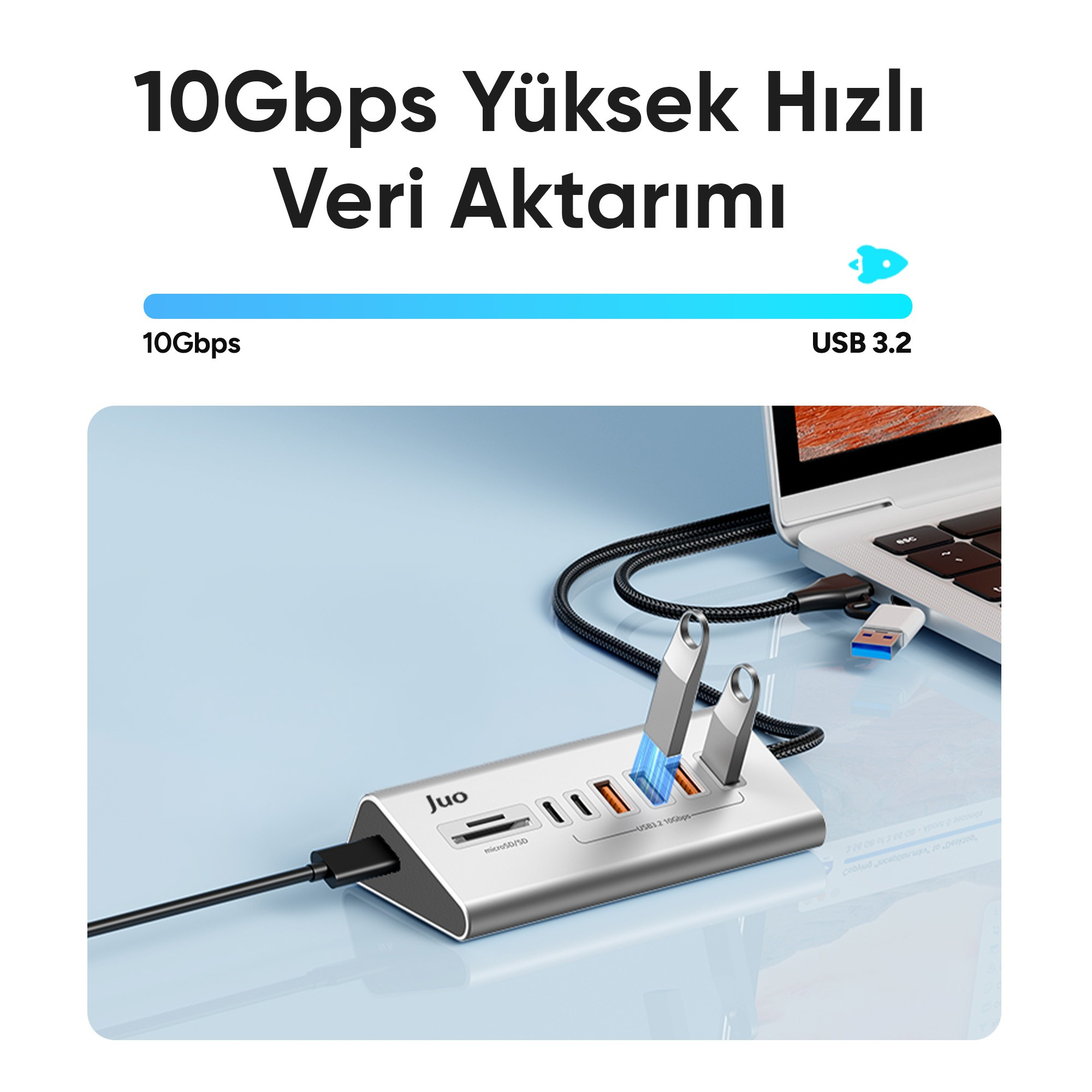 Açık mavi zemin üzerinde, takılı iki USB bellek bulunan gümüş renkli USB çoklayıcı bir dizüstü bilgisayara bağlı.