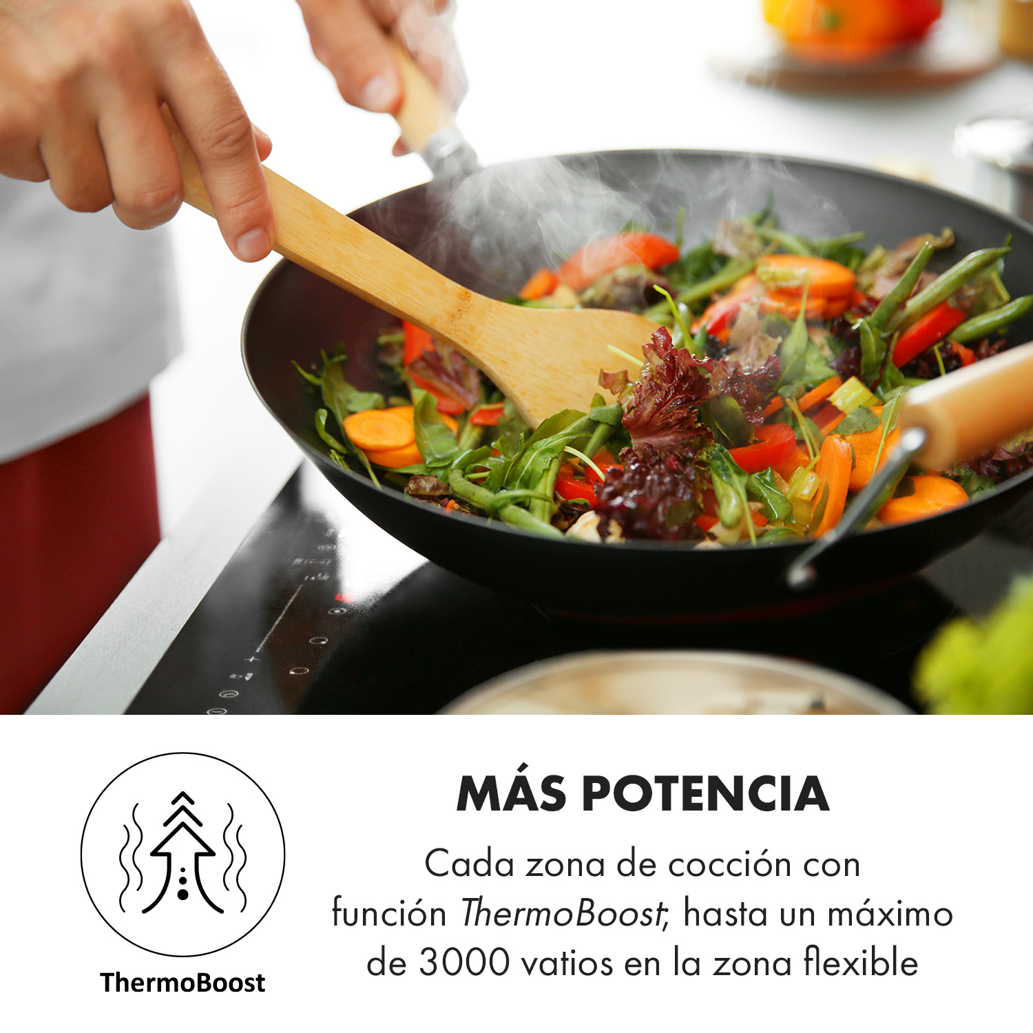 Chef mescola verdure fresche in un wok caldo con un cucchiaio.
