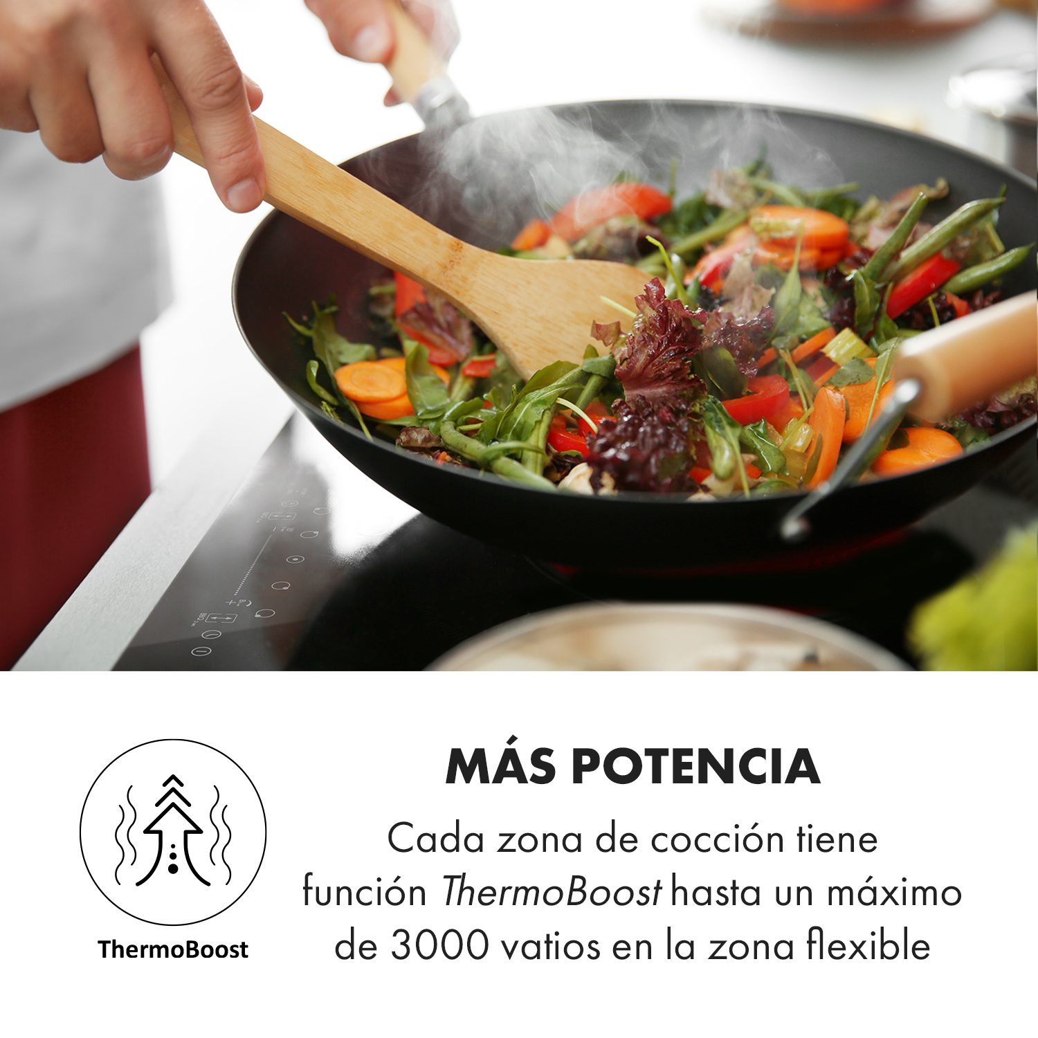 Uno chef mescola verdure fresche come carote e verdure a foglia in una padella calda su un piano cottura a induzione.