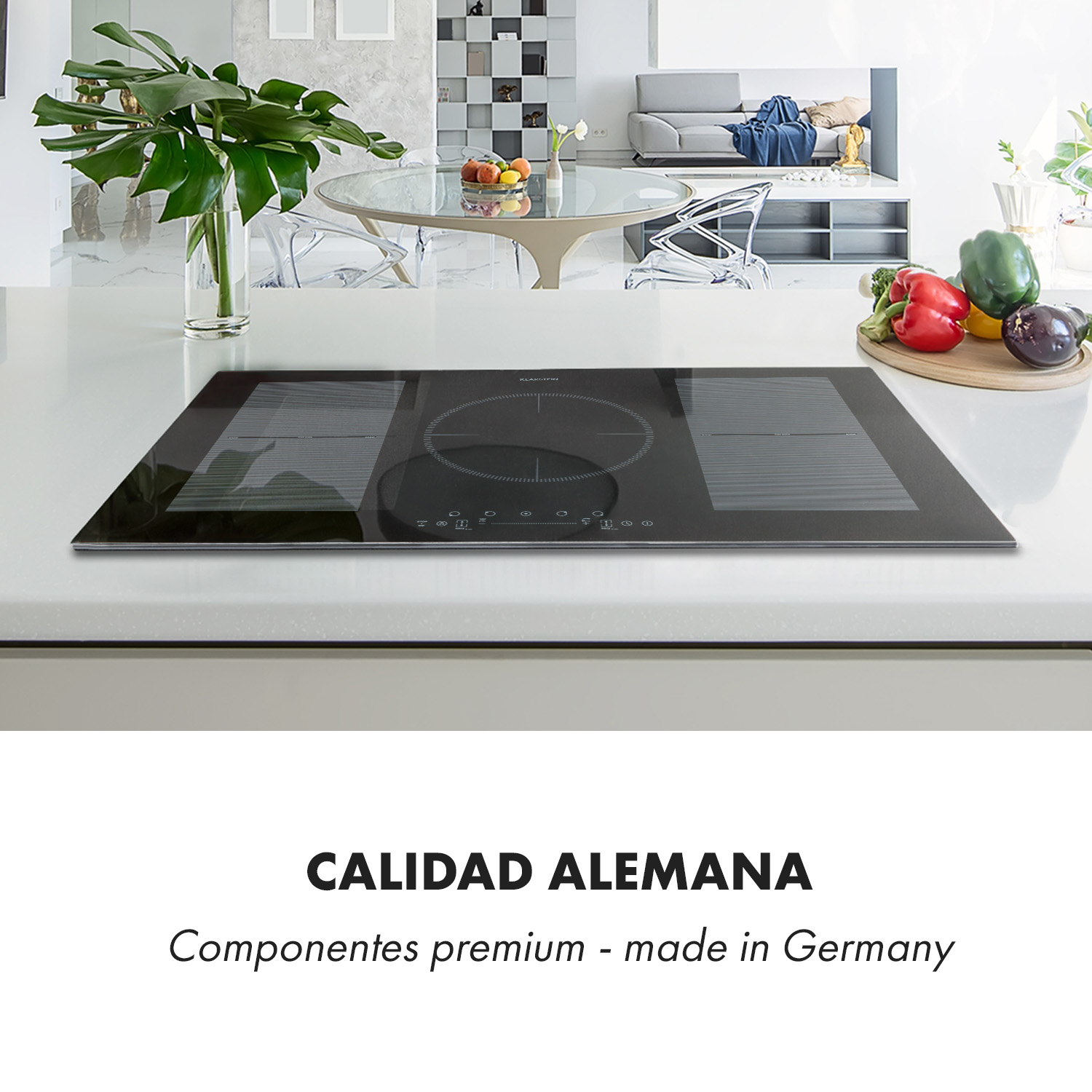 Piano cottura a induzione nero su isola cucina bianca in una stanza moderna.