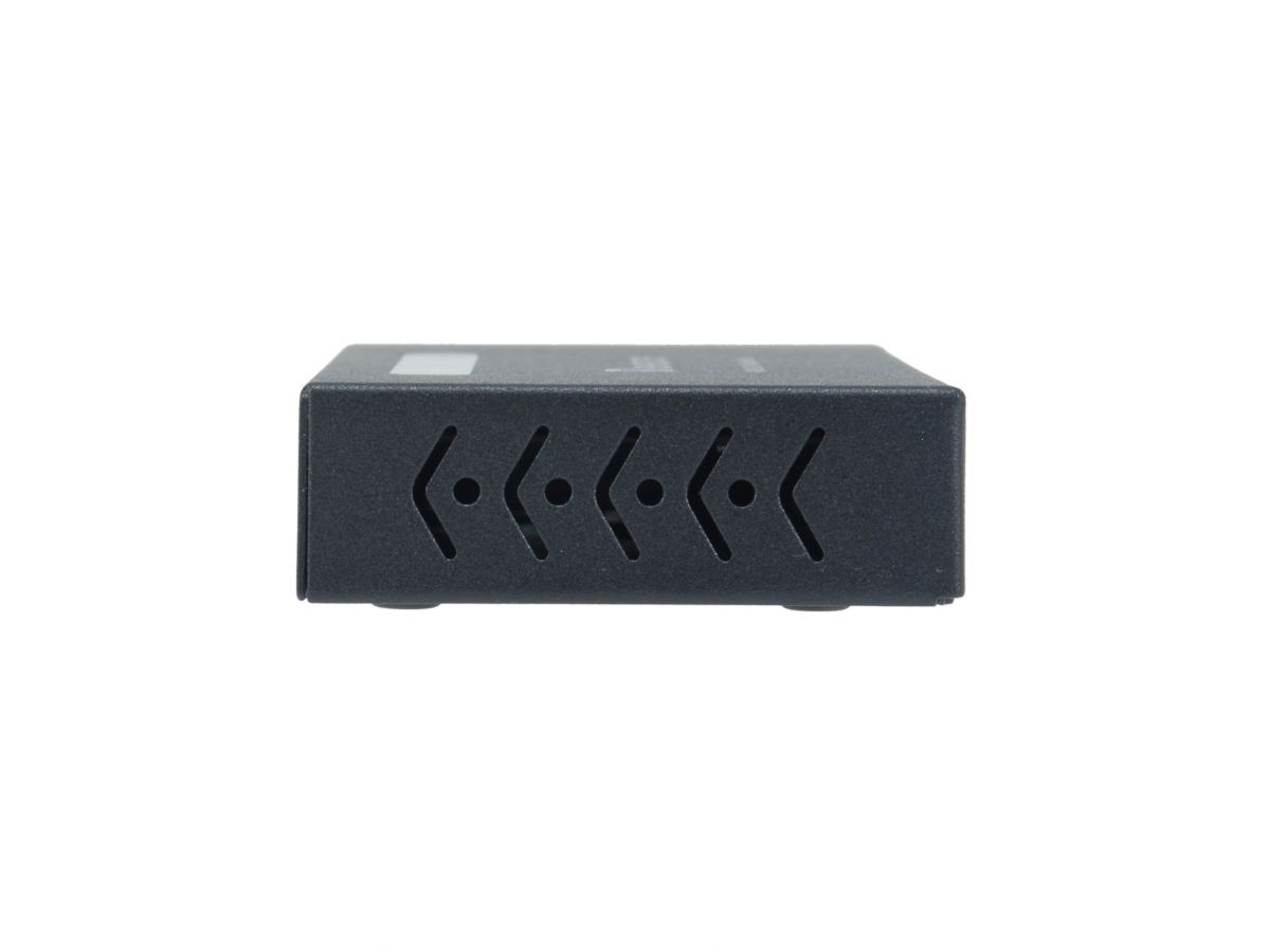Una caja negra rectangular con ranuras de ventilación y pequeños agujeros en el lateral.