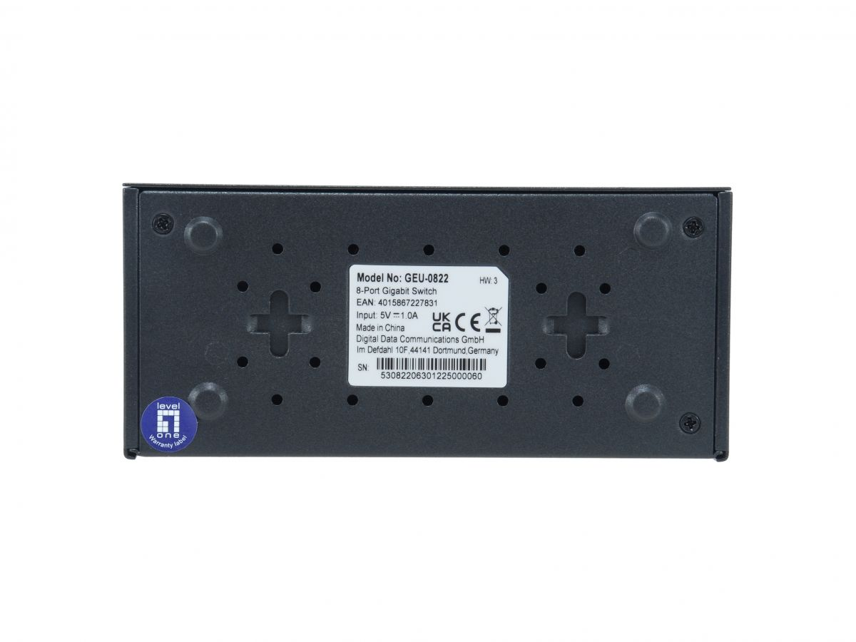 Parte inferior de un switch negro con etiqueta de producto y cuatro patas de goma.