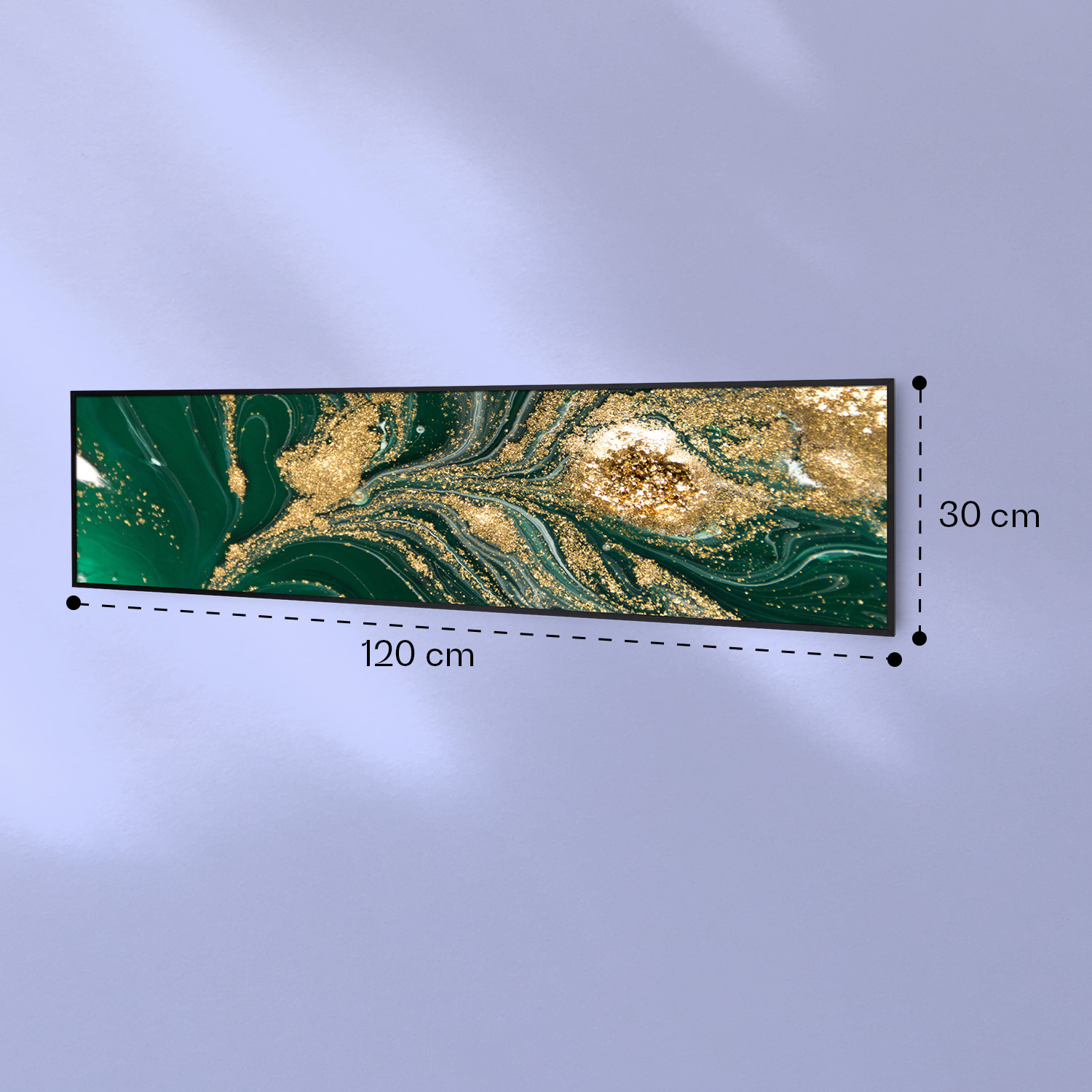 Un lungo dipinto rettangolare con vortici verdi e dorati, 120x30 cm, su parete lilla chiaro.