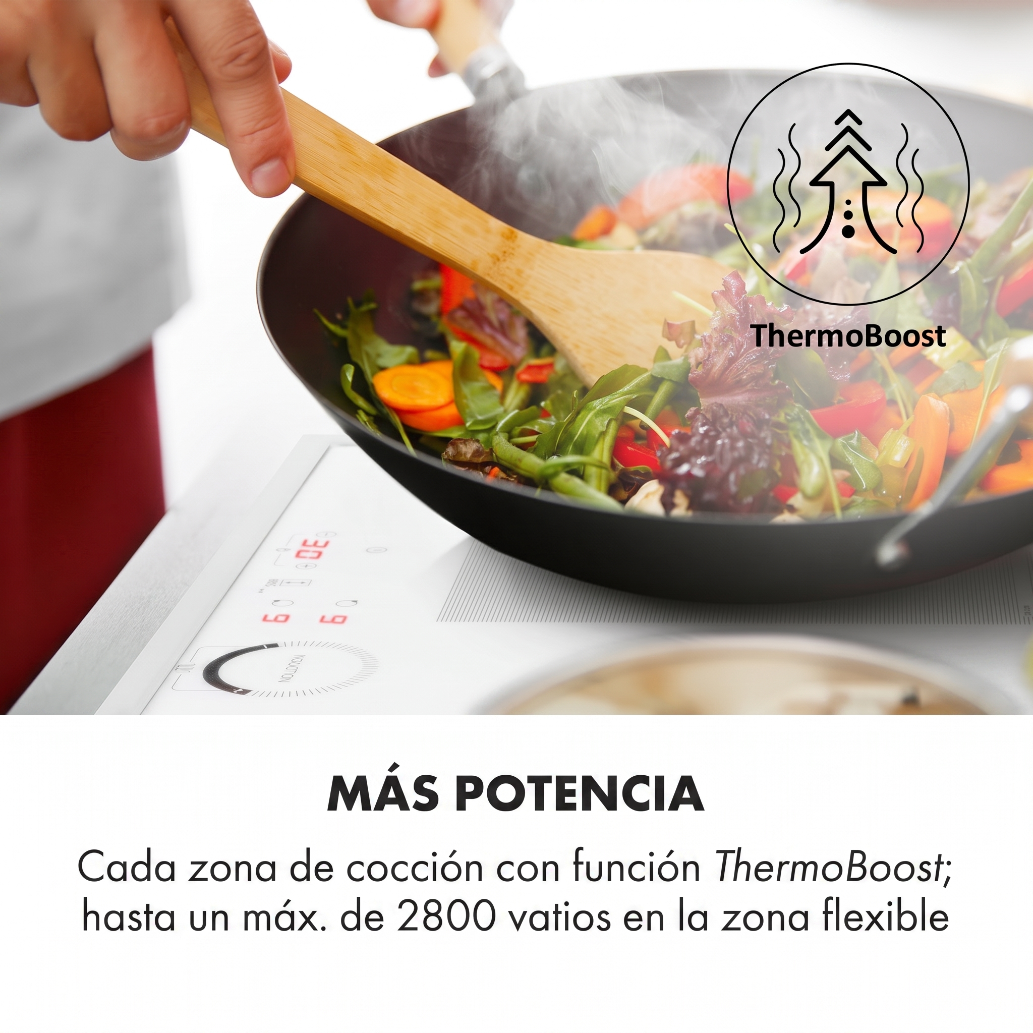 Ein Koch rührt buntes Gemüse in einem Wok auf einem Induktionskochfeld mit ThermoBoost-Symbol.
