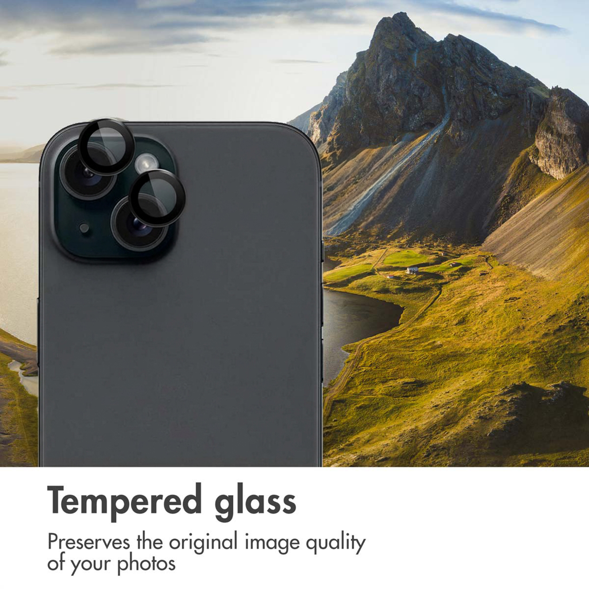 Smartphone met glazen lensbeschermers voor een berg- en landschapsachtergrond.