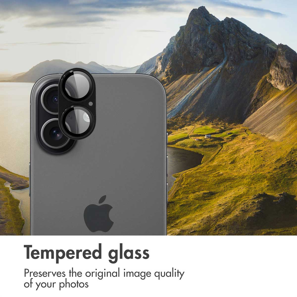 Protezioni per obiettivi della fotocamera in vetro su uno smartphone grigio con paesaggio montano.