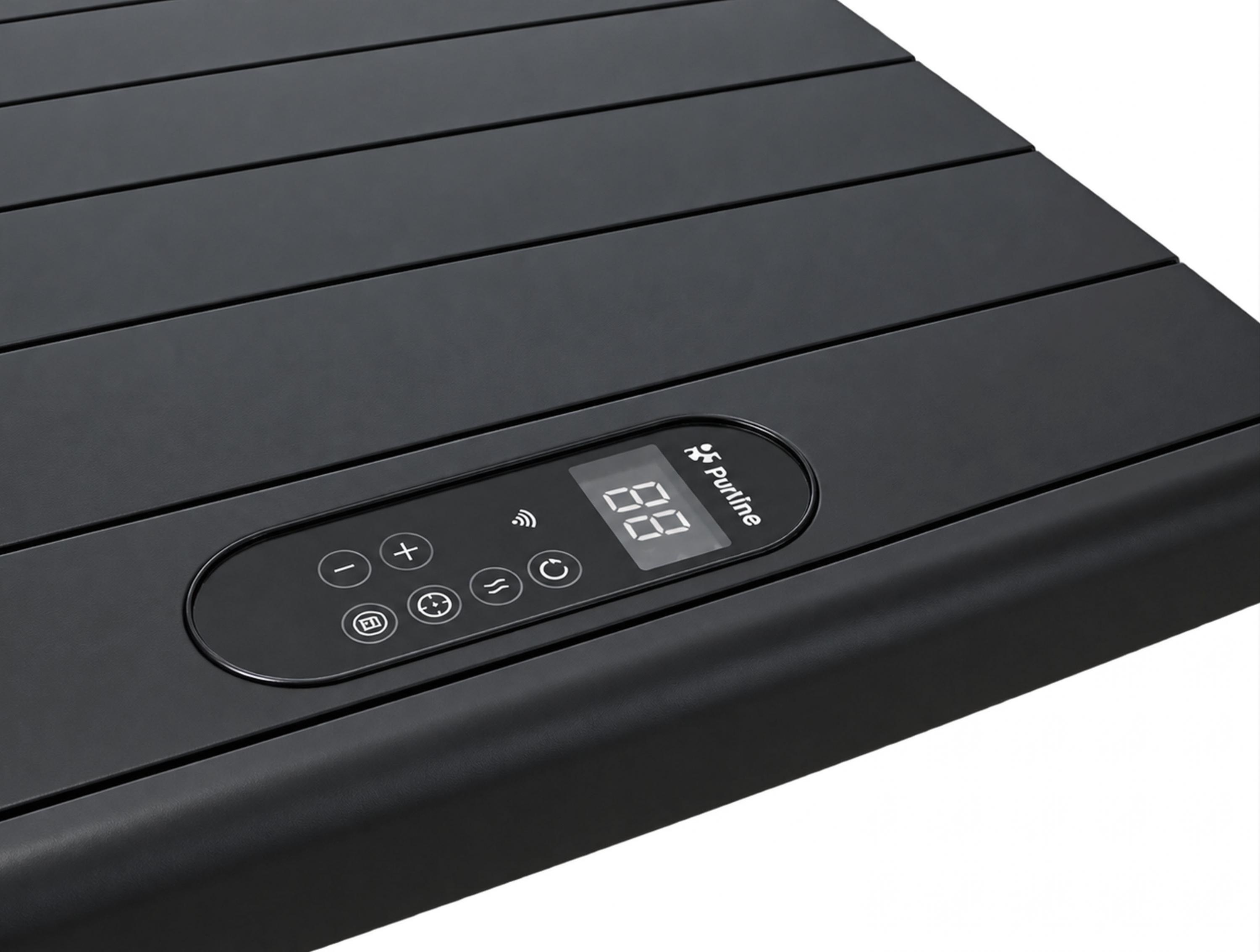 Calefactor negro con pantalla digital y panel táctil sobre superficie ranurada.