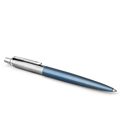 Ein metallicblauer Kugelschreiber mit silberner Kappe und Clip liegt diagonal auf einer weißen Fläche.
