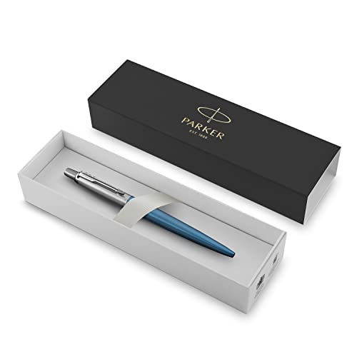 Ein blauer Kugelschreiber mit Silber in einer weißen Schachtel und die schwarze Parker-Box.