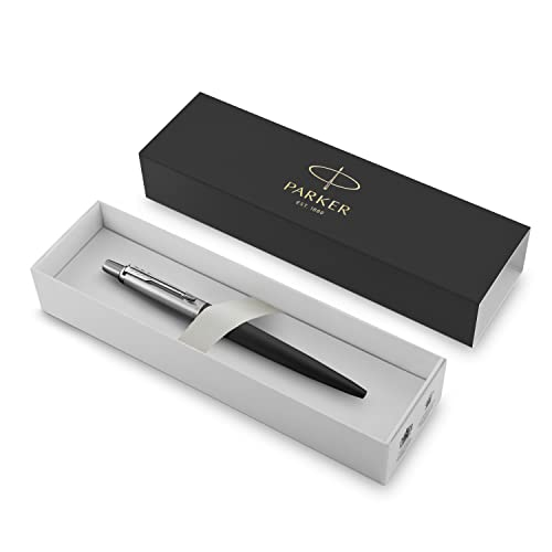 Ein schwarzer Parker-Kugelschreiber liegt in einer offenen weißen Geschenkbox neben dem geschlossenen schwarzen Deckel.