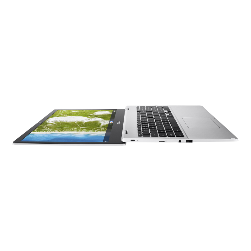 Portátil ASUS plateado sobre superficie blanca, pantalla muestra paisaje verde.