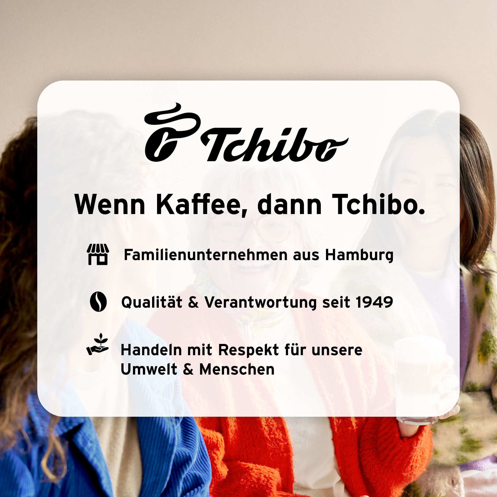 Tchibo-Werbung mit Logo, Slogan und Firmenwerten vor drei lächelnden Frauen.