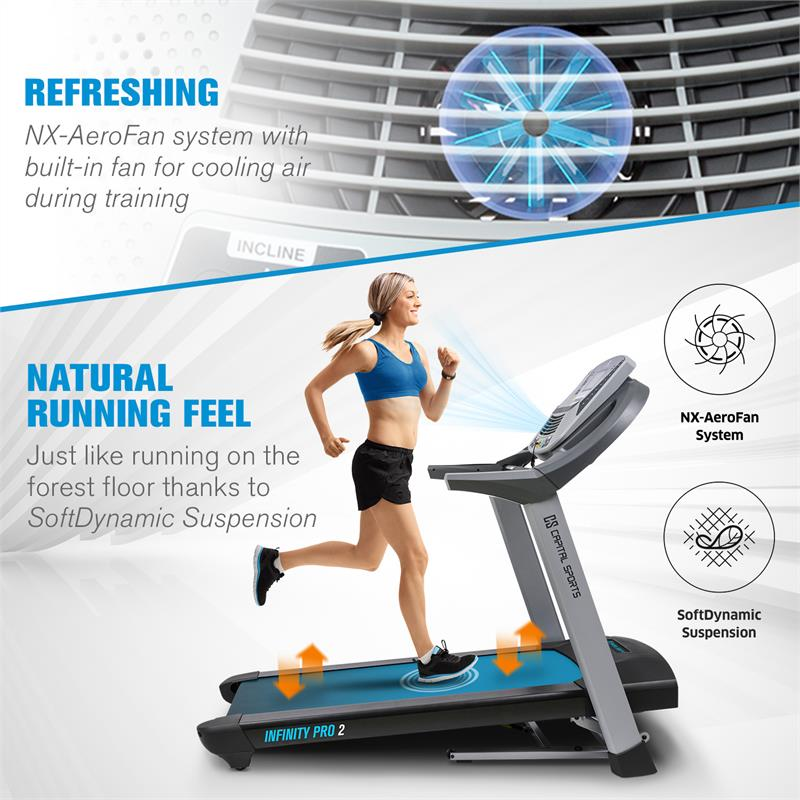 Una donna corre su un tapis roulant Infinity Pro 2 con ventola e sospensioni.
