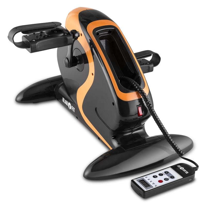 Ein schwarzer und orangefarbener Heimtrainer mit Fußpedalen und einer kabelgebundenen Fernbedienung vor weißem Hintergrund.