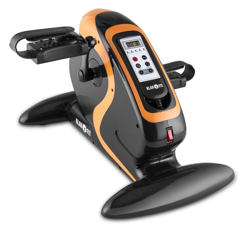 Una mini bicicleta estática negra y naranja con pantalla digital y pedales sobre fondo blanco.