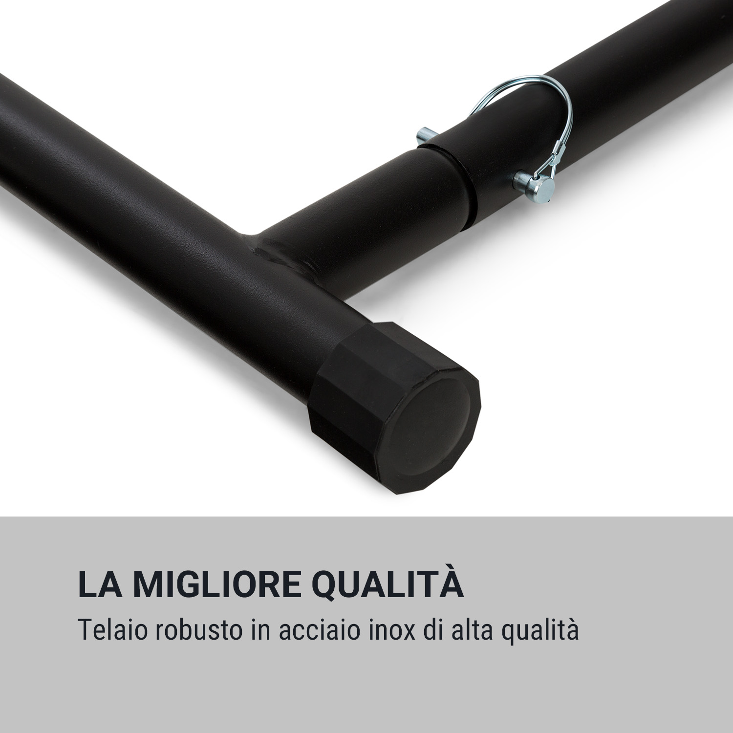 Nahaufnahme eines schwarzen Metallrahmens mit Stift und Gummikappe auf weißem Hintergrund und italienischem Text unten.