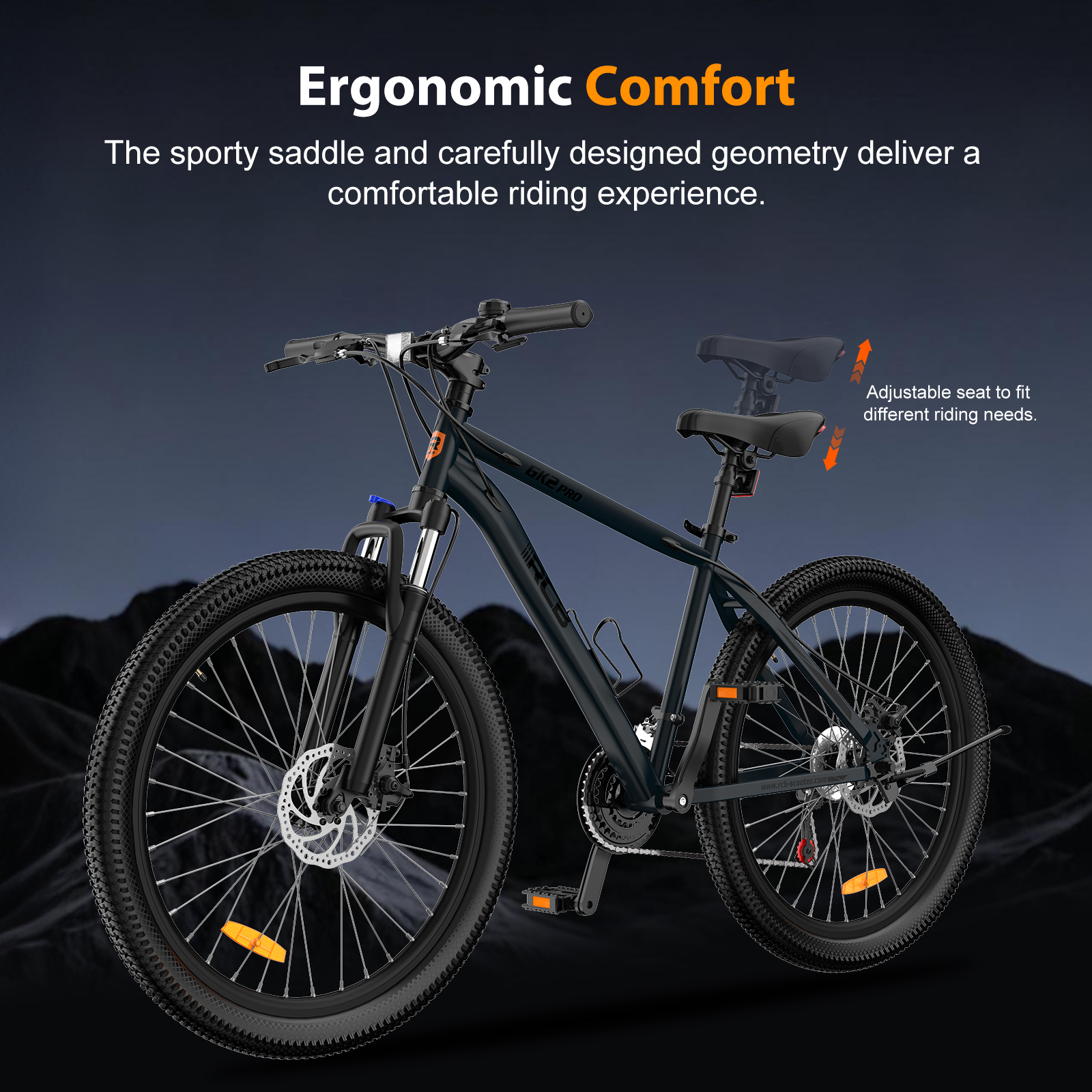 Bicicleta de montaña negra con sillín ergonómico ajustable sobre fondo oscuro.