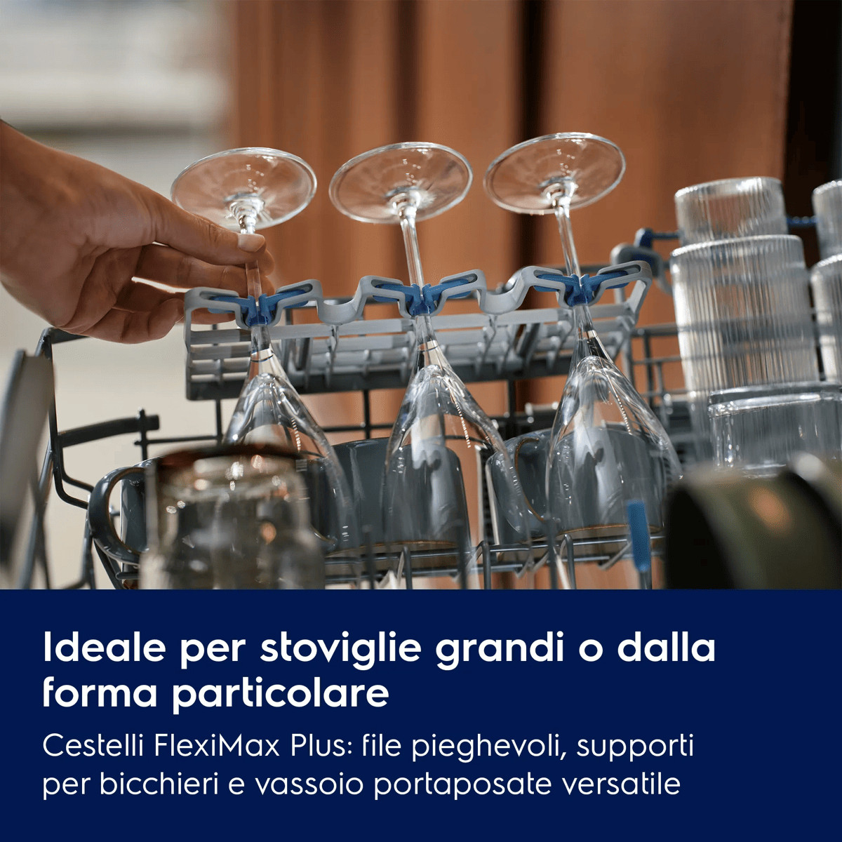 Una mano posiziona i calici di vino nel cestello della lavastoviglie con supporti blu.