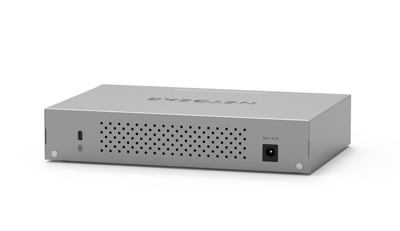 Un switch de red Netgear plateado con orificios de ventilación y puerto de alimentación sobre una superficie blanca.