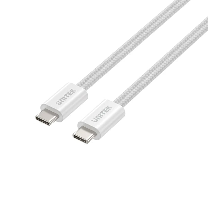 Beyaz arkaplanda metal konnektörlü beyaz örgülü USB-C - USB-C kablosu.