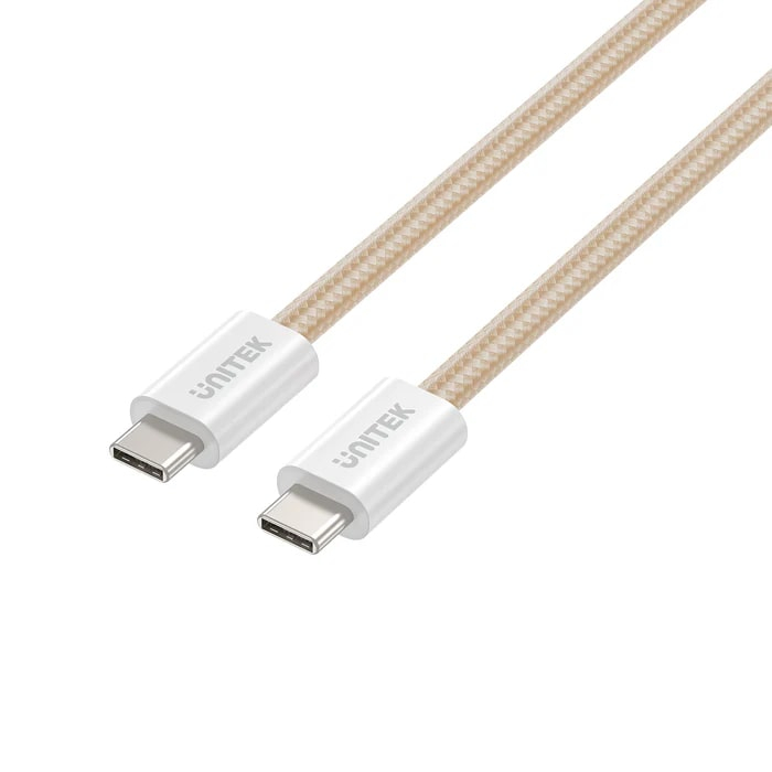 Beyaz arka planda beyaz konnektörlü altın rengi örgülü USB-C kablosu.