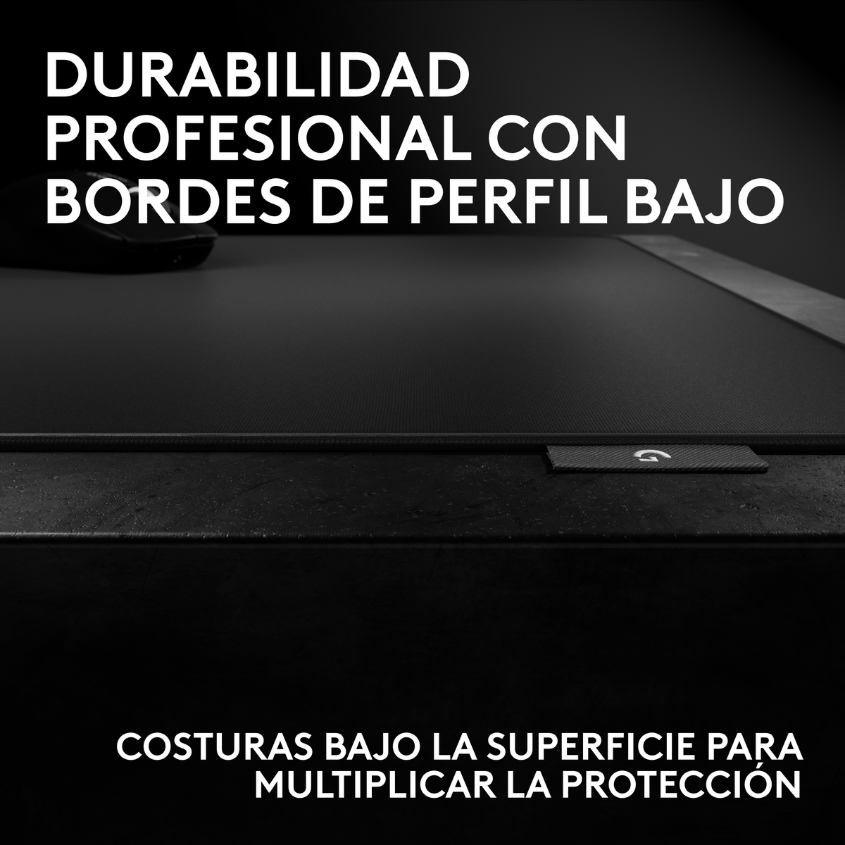 Una alfombrilla de ratón negra con bordes de perfil bajo y texto en español.