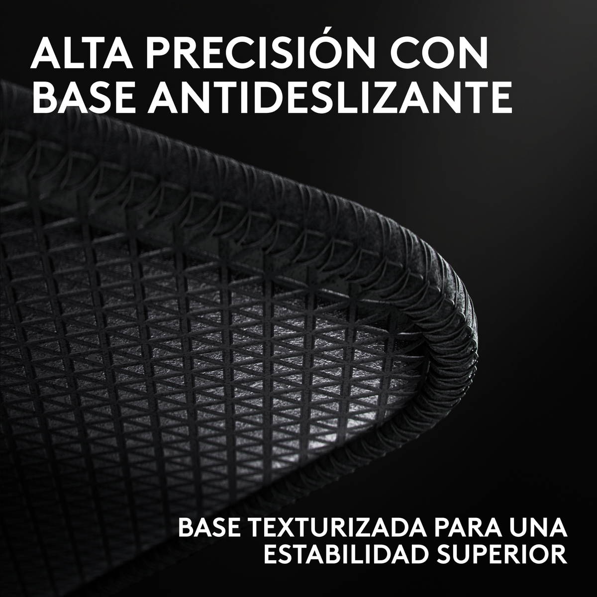 Primer plano de una alfombrilla antideslizante negra con superficie texturizada sobre fondo oscuro.