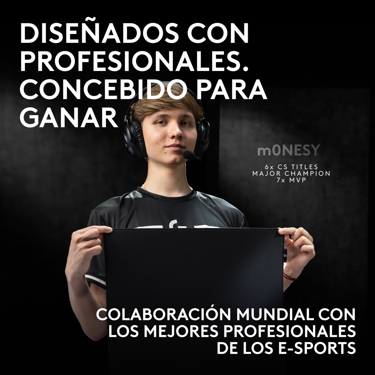 Jugador de esports con auriculares sostiene una alfombrilla negra.
