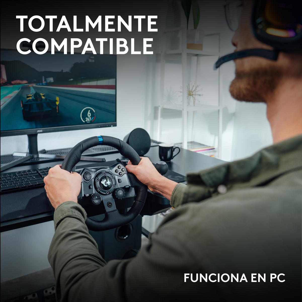 Un hombre con auriculares juega a un juego de carreras en un PC, sosteniendo un volante.