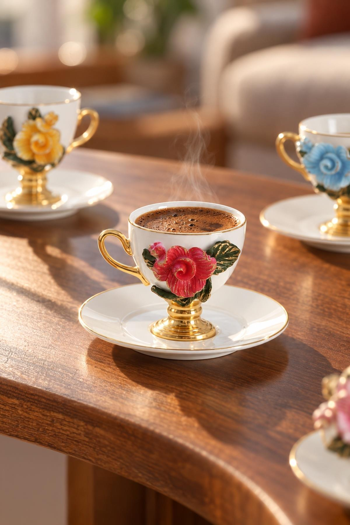 Ahşap bir masa üzerinde çiçek ve altın detaylı üç dekoratif kahve fincanı.