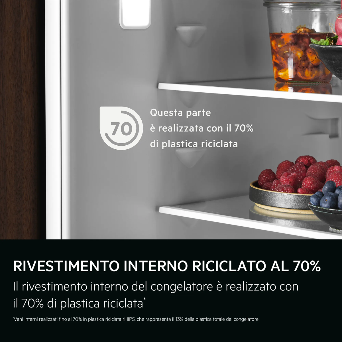Interior de refrigerador con texto: Esta pieza está hecha de 70% plástico reciclado.