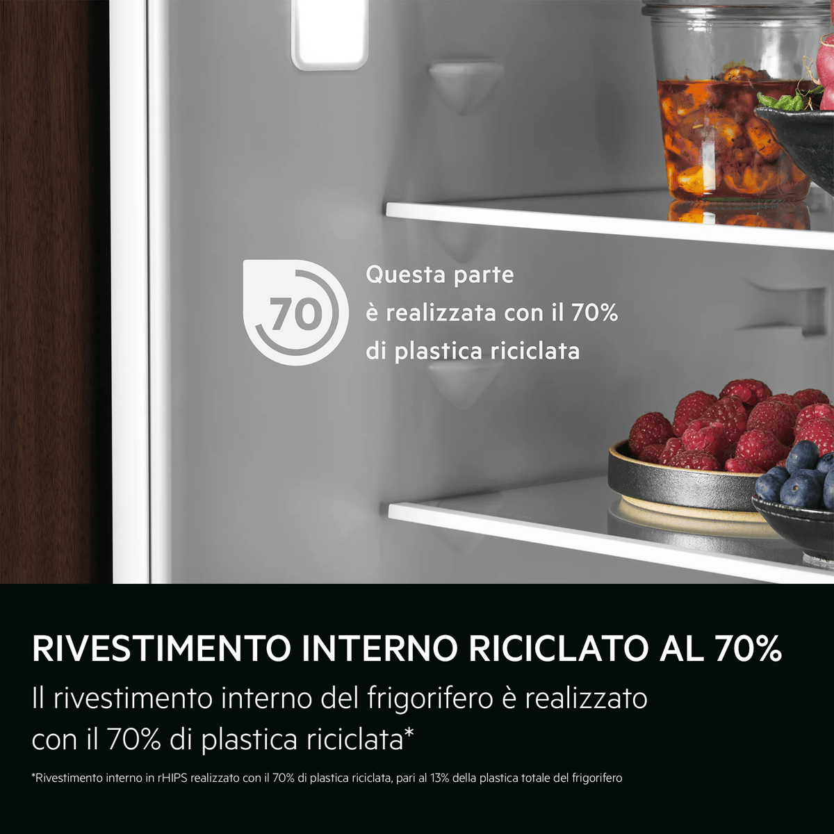 Interior de frigorífico con alimentos y texto indicando 70 por ciento de plástico reciclado.